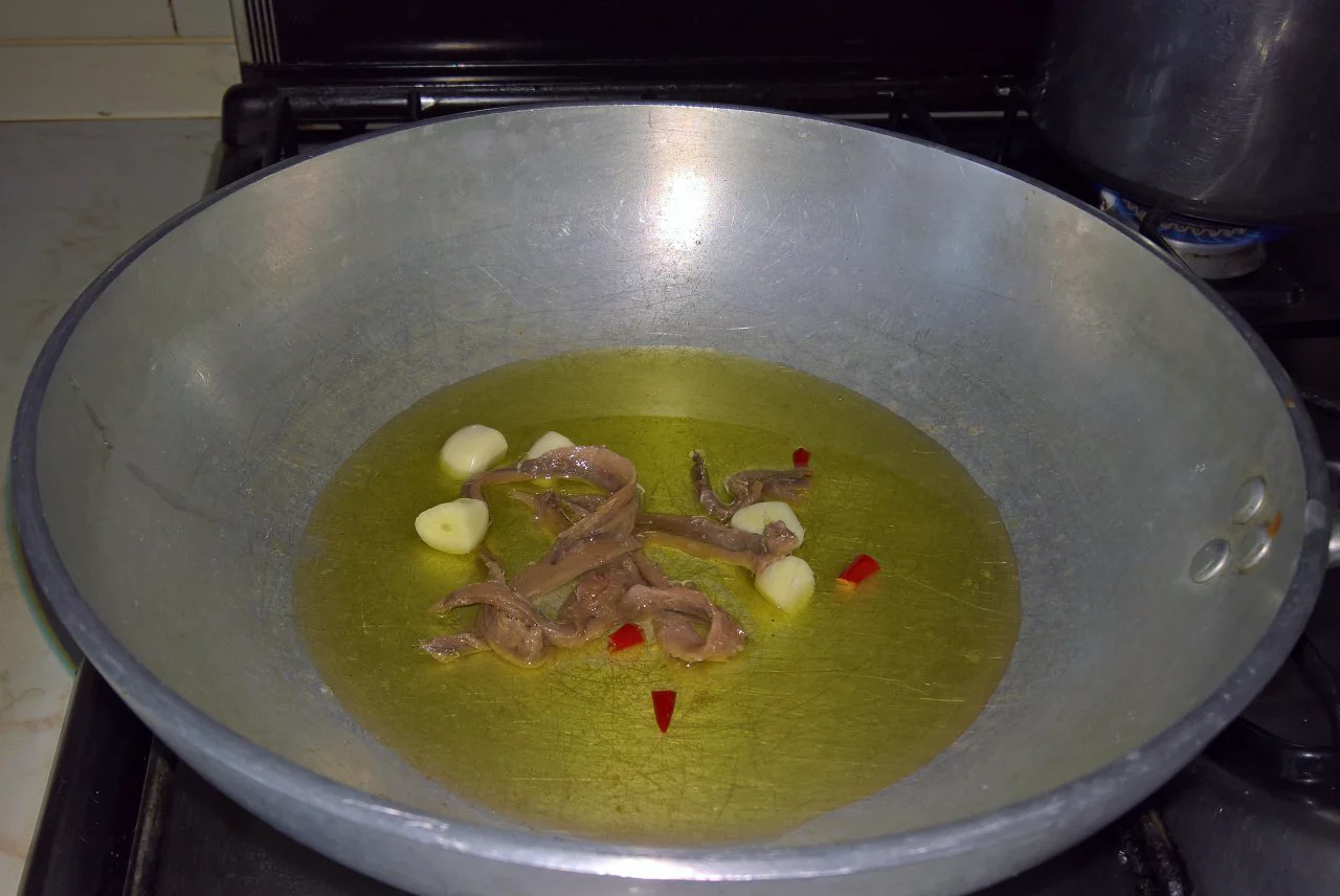 spaghetti acciughe e pangrattato
